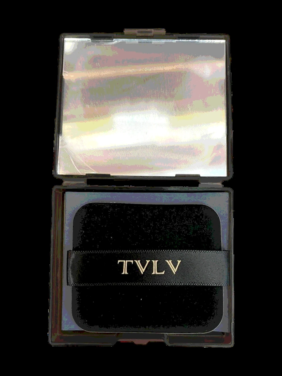 Матирующие салфетки для лица бренда TVLV с бамбуковым углем, предназначенные для удаления жирного блеска и фиксации макияжа.