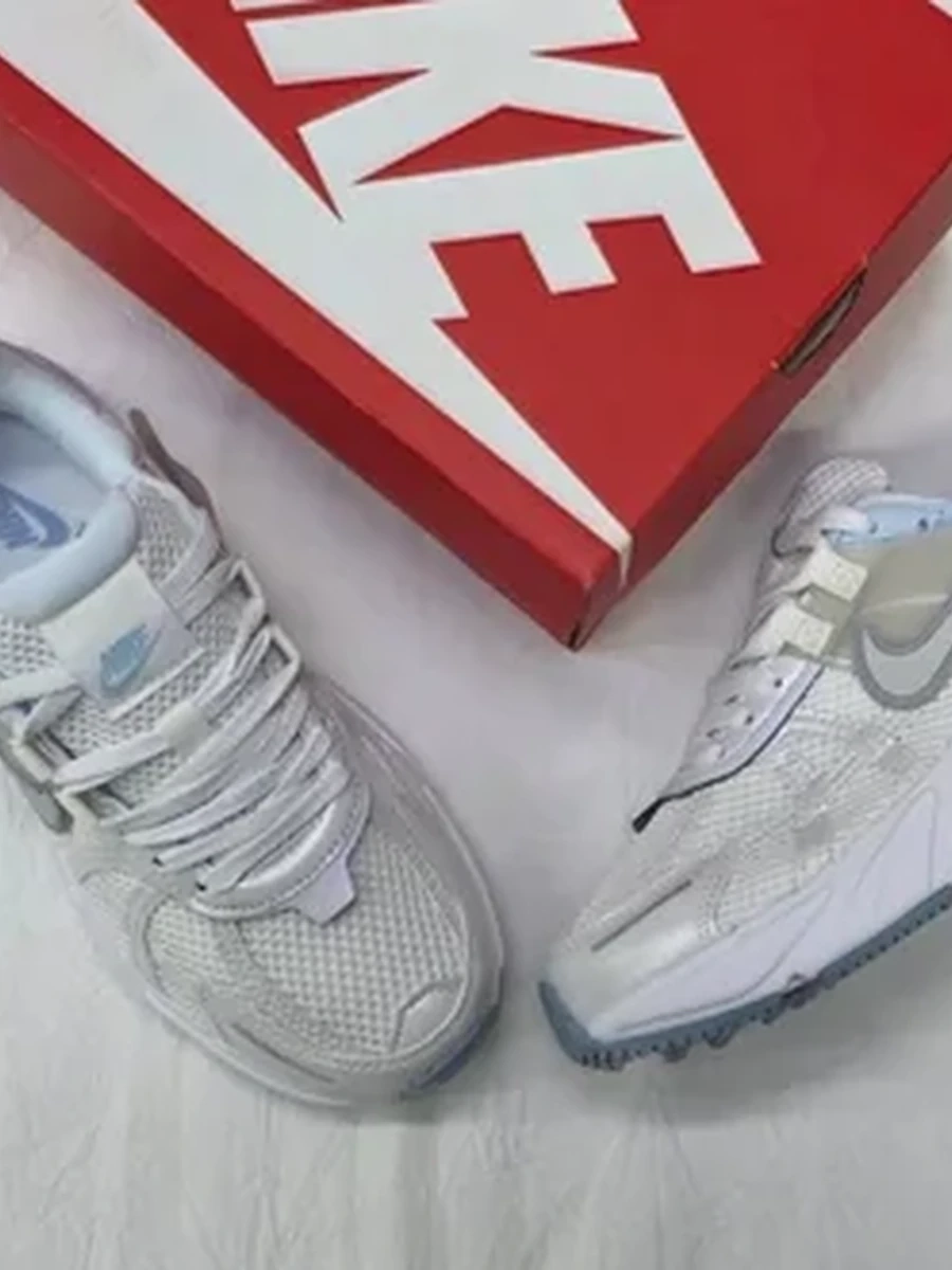 Комфортные белые кроссовки Nike с голубым — летний must-have