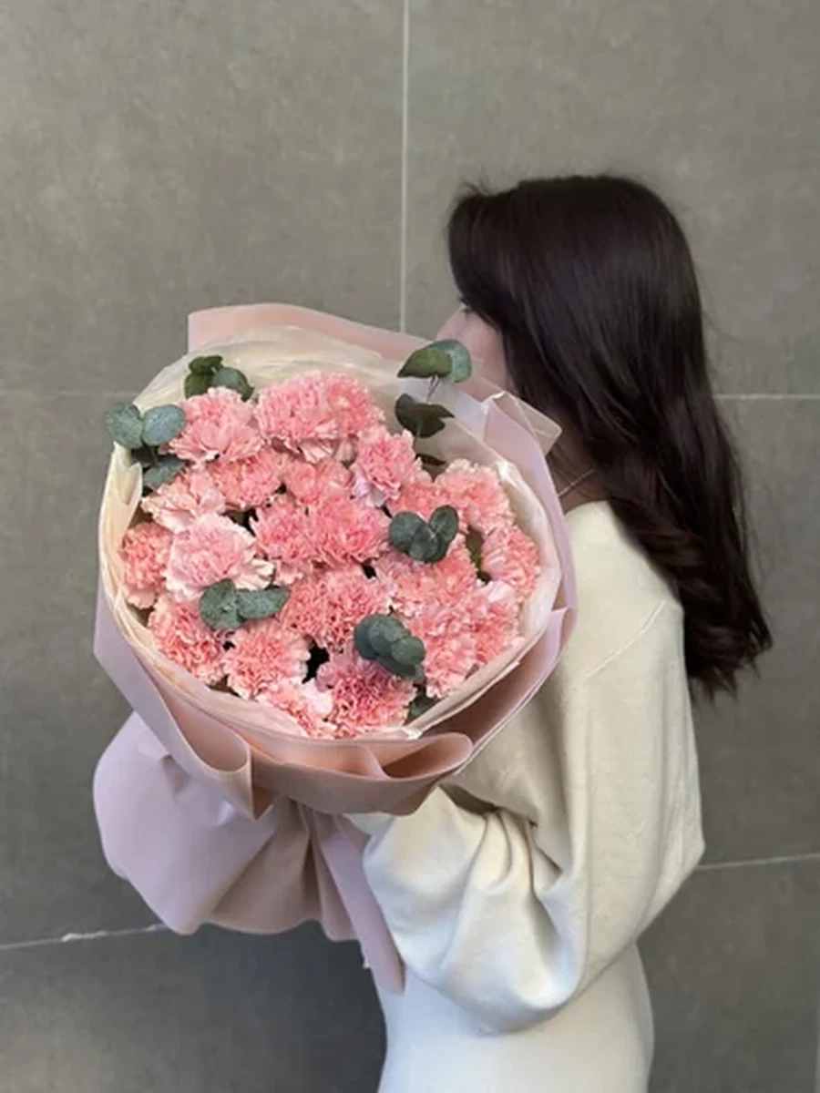Нежный, как утренний рассвет 🌸  Пышный букет из розовых гвоздик — идеальный способ выразить чувства без слов. Воздушные соцветия создают ощущение лёгкости и уюта, а веточки эвкалипта добавляют свежести и современного шарма.