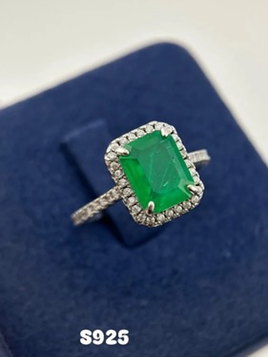 Изысканное серебряное кольцо 925 пробы с крупным изумрудом и фианитами