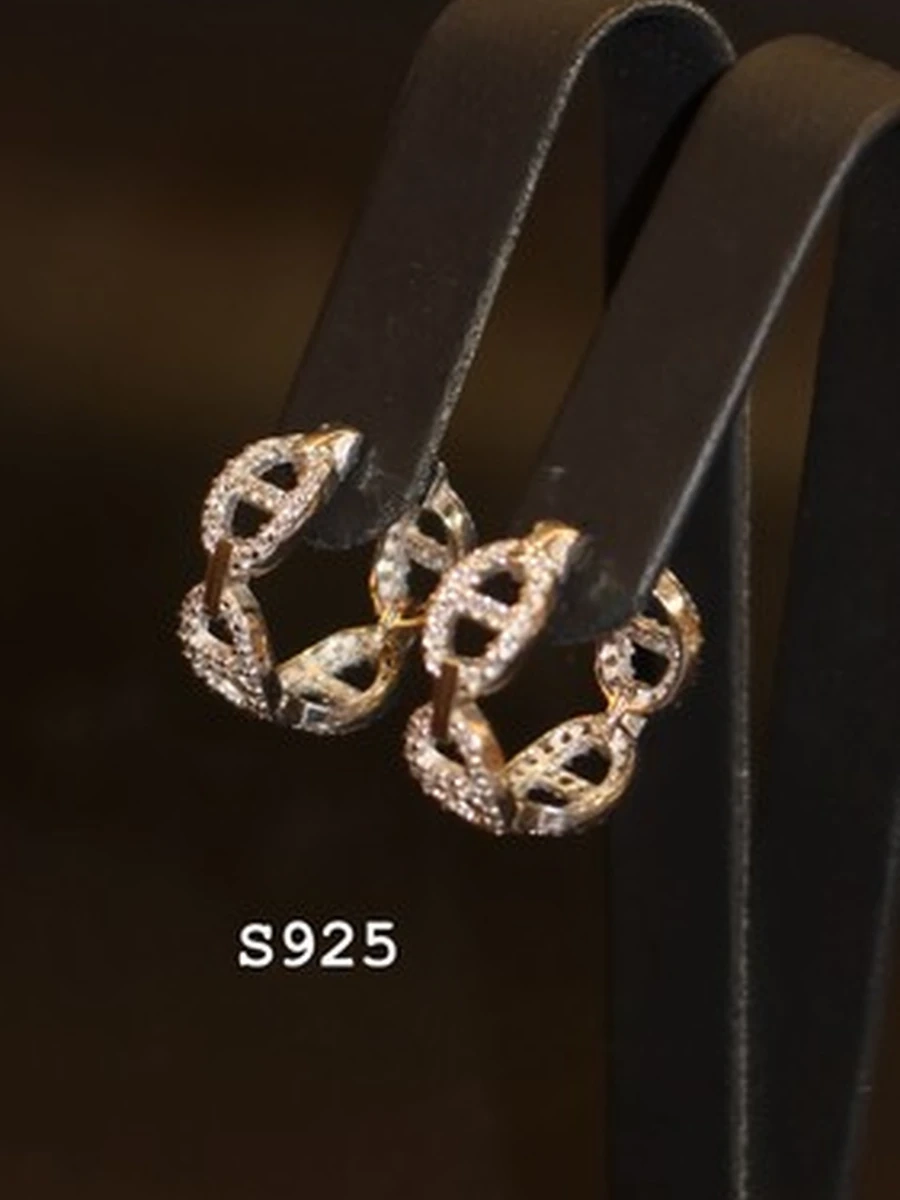 Изящные серьги-кольца из серебра 925 пробы с фианитами в виде цепи