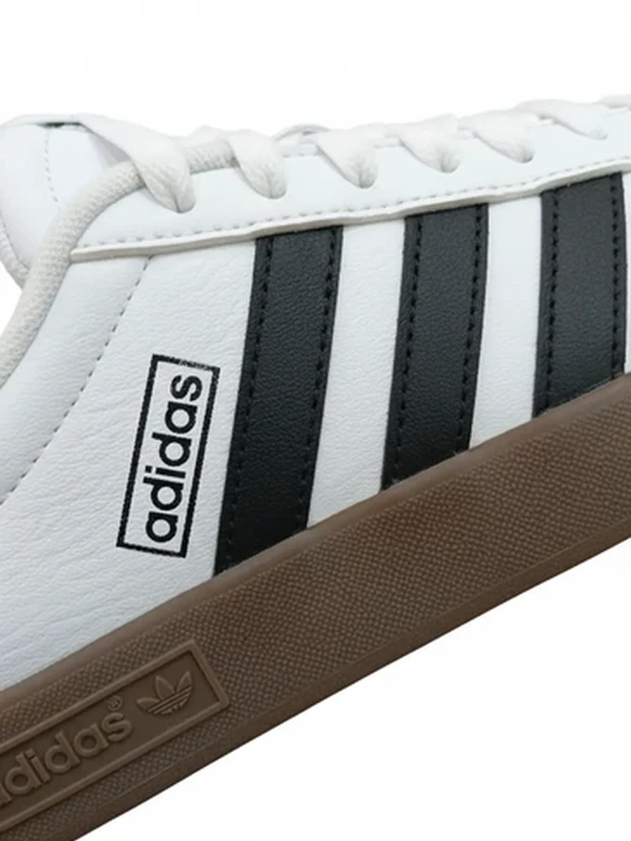 Женские кеды Adidas белые с черными полосками на коричневой подошве