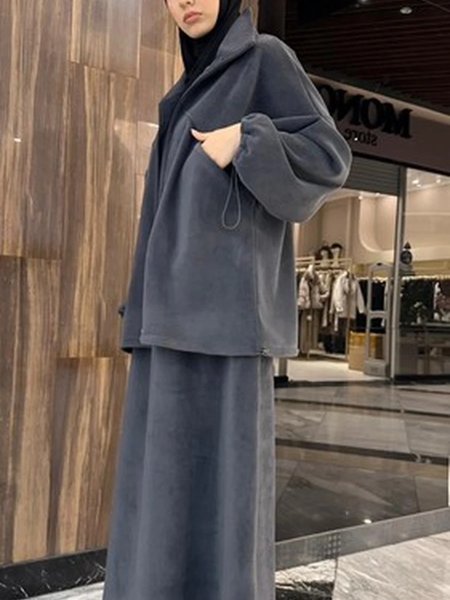 Женский костюм oversize с высоким воротником.