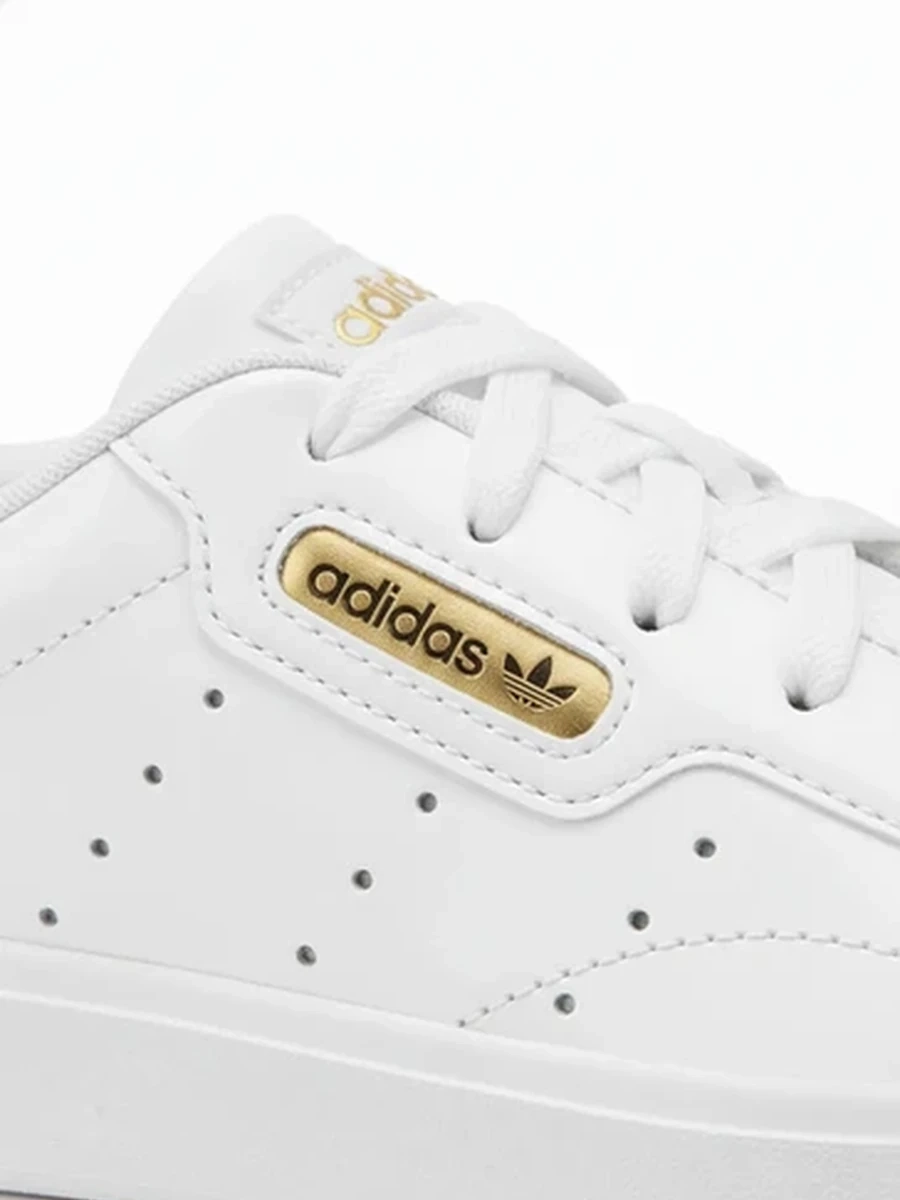 Женские белые кеды Adidas Sleek из лаковой кожи для города