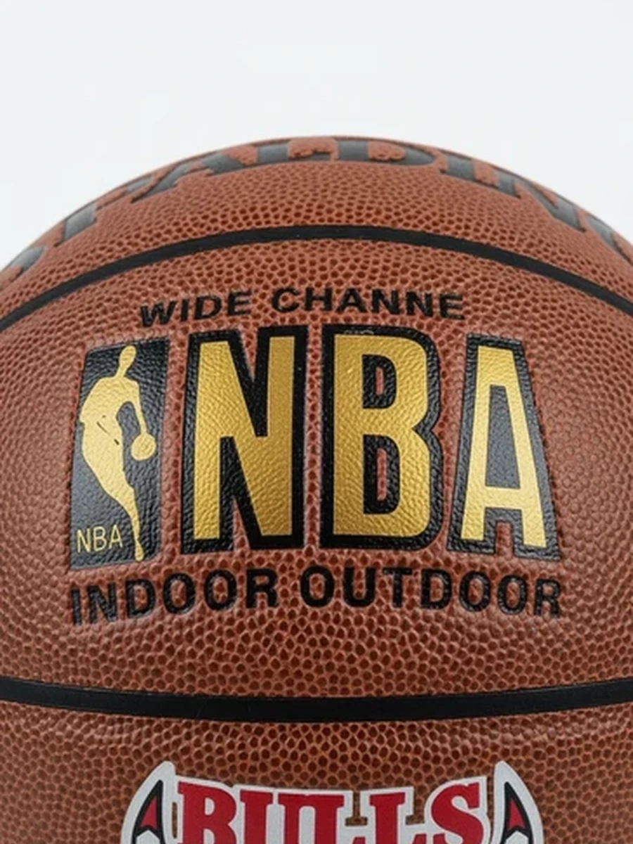 Баскетбольный мяч Spalding NBA Chicago Bulls для игры в зале и на улице